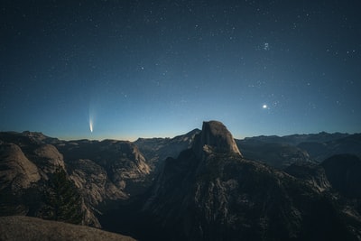 夜晚蓝天下的褐色落基山